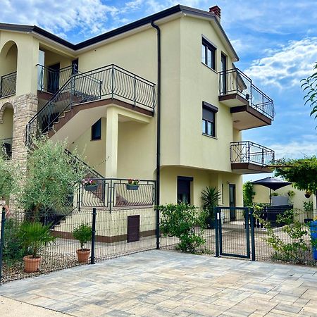Apartments Sara Novigrad Istria Exterior foto